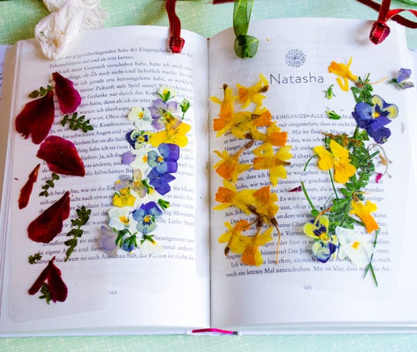Lesezeichen mit getrockneten Blüten