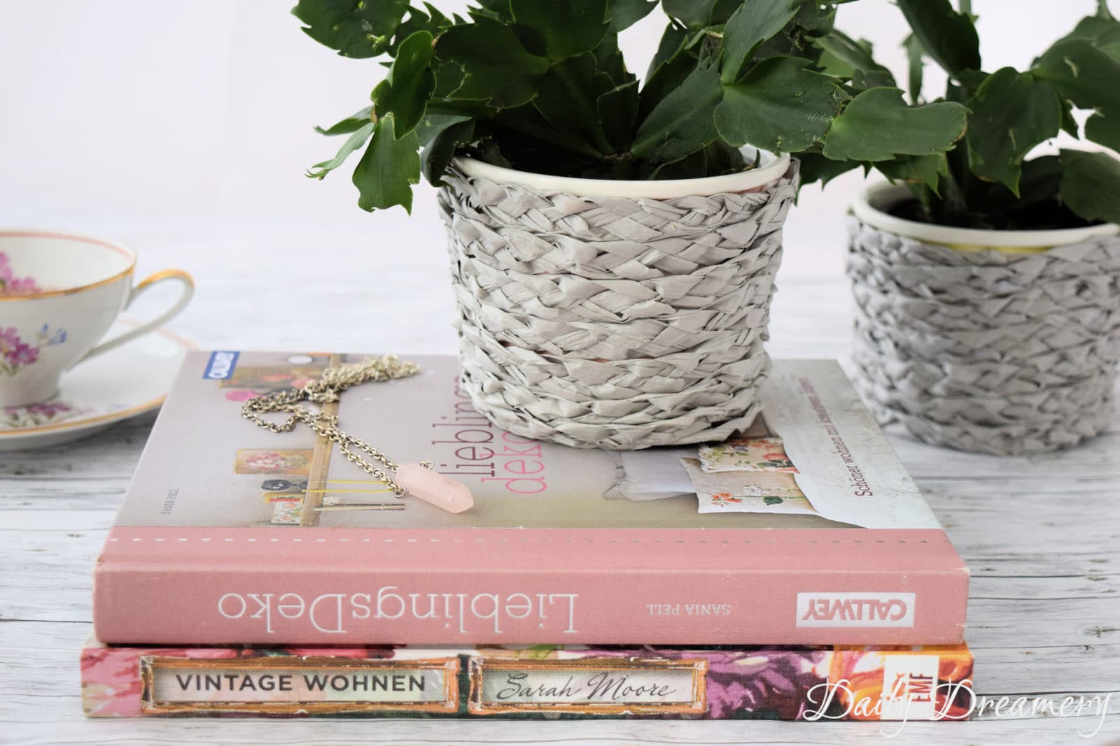 geflochtener Blumentopf mit Papiergarn