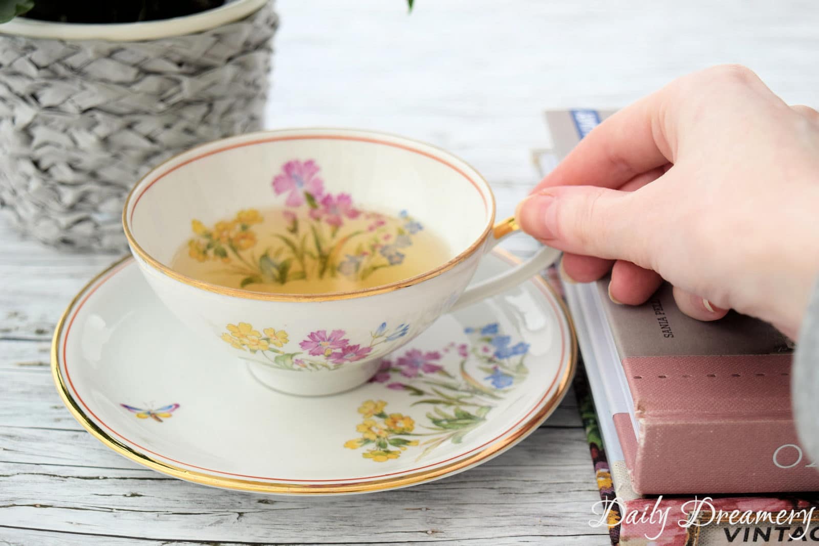 geflochtener Blumentopf mit Papiergarn