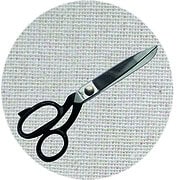 Schere mit schwarzen Griffen und Metallklingen, geeignet für Bastel- und Handwerksprojekte, auf einem weißen Stoffhintergrund.