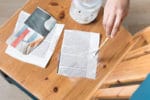 Ein Stuhl, eine alte Zeitung und Serviettentechnik
