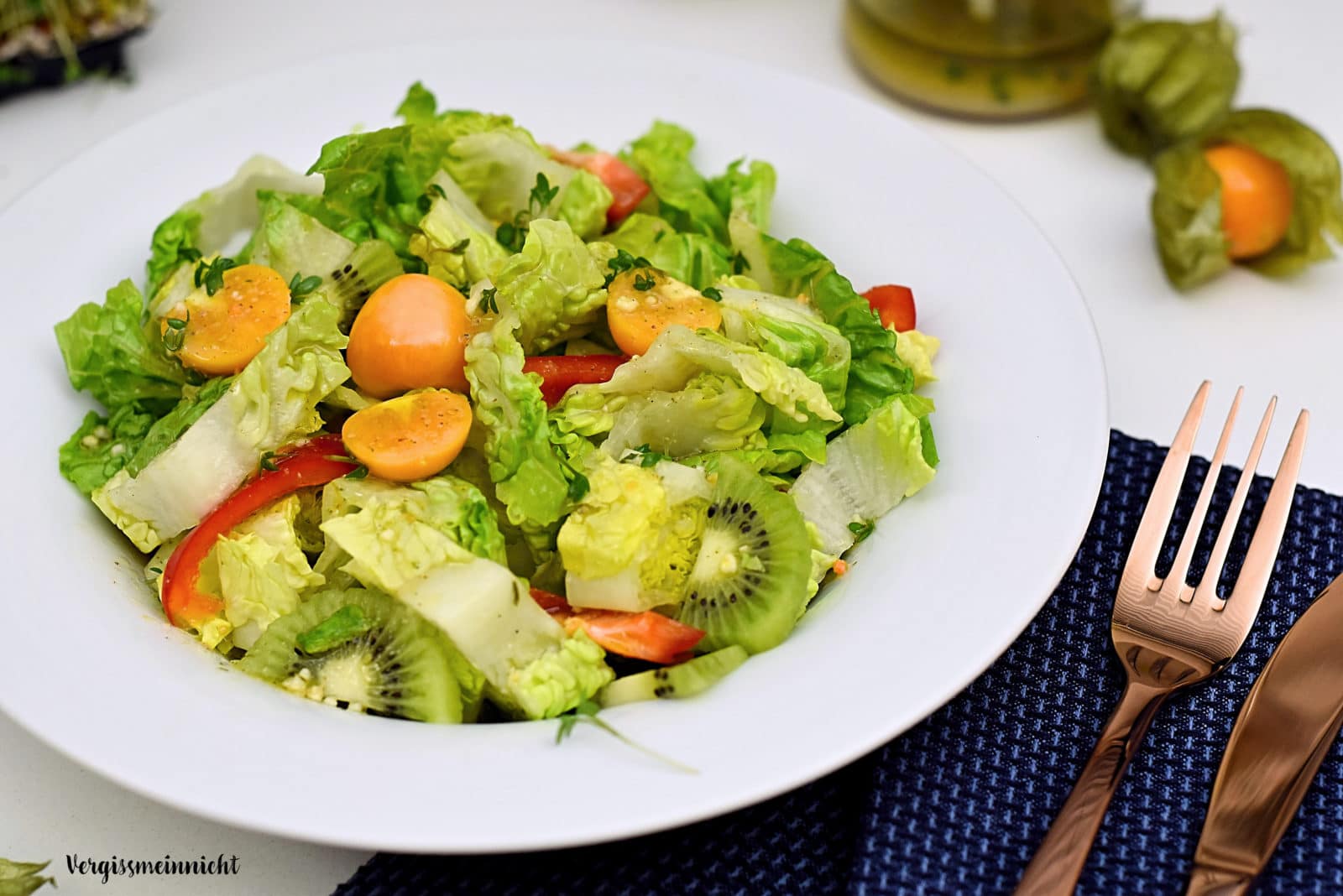 Fruchtiger Salat mit einem Kresse-Dressing