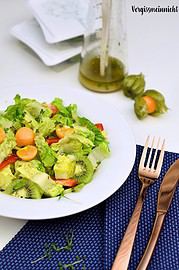 Fruchtiger Salat mit einem Kresse-Dressing