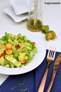 Fruchtiger Salat mit einem Kresse-Dressing