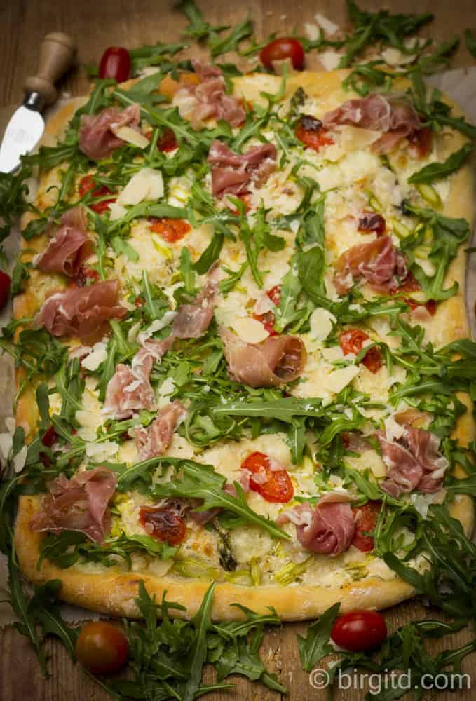Frühlingspizza XXL – Spargel, Prosciutto & mehr auf No-Knead-Teig [Birgit D]