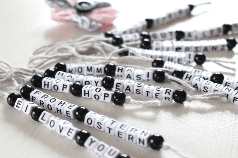 Buchstaben und Blüten – ein österliches DIY
