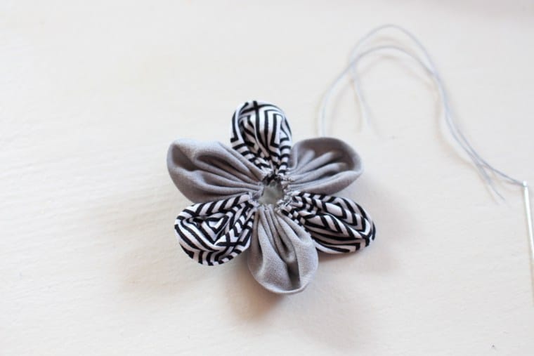 Buchstaben und Blüten – ein österliches DIY