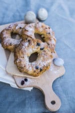 Für die Kaffeetafel zu Ostern: Hefekringel mit Trockenfrüchten, Nüssen, Mohn und Pistazien