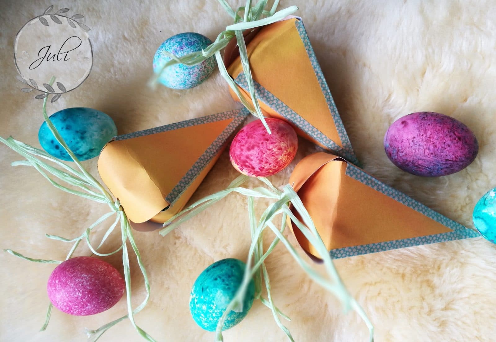 Schnelle Osterbastelei: Geschenktüten in Möhrenform