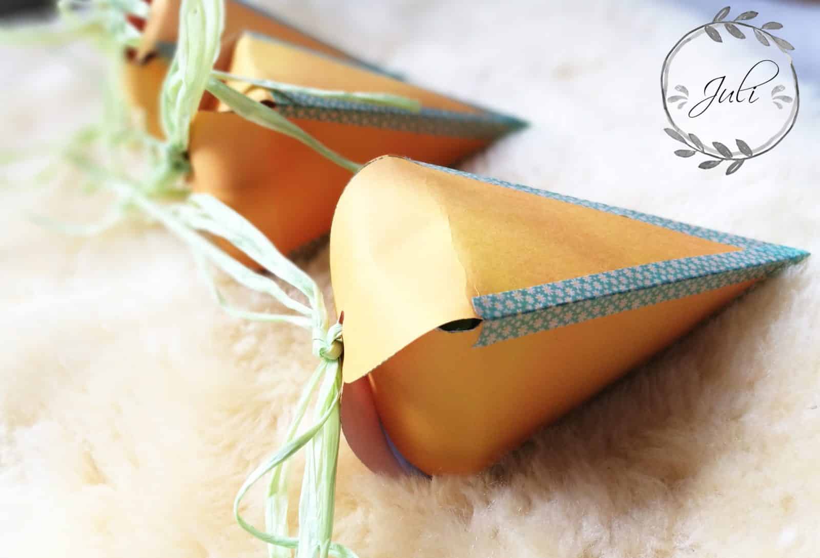 Schnelle Osterbastelei: Geschenktüten in Möhrenform