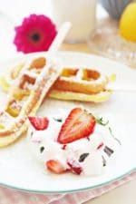 Luftige Waffelsticks mit Erdbeerquark und Pfefferminze