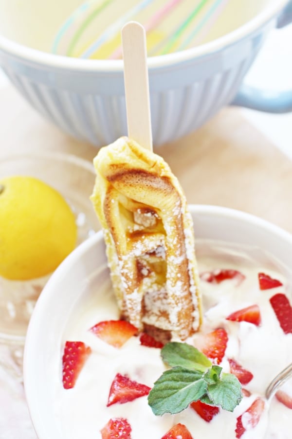 Luftige Waffelsticks mit Erdbeerquark und Pfefferminze