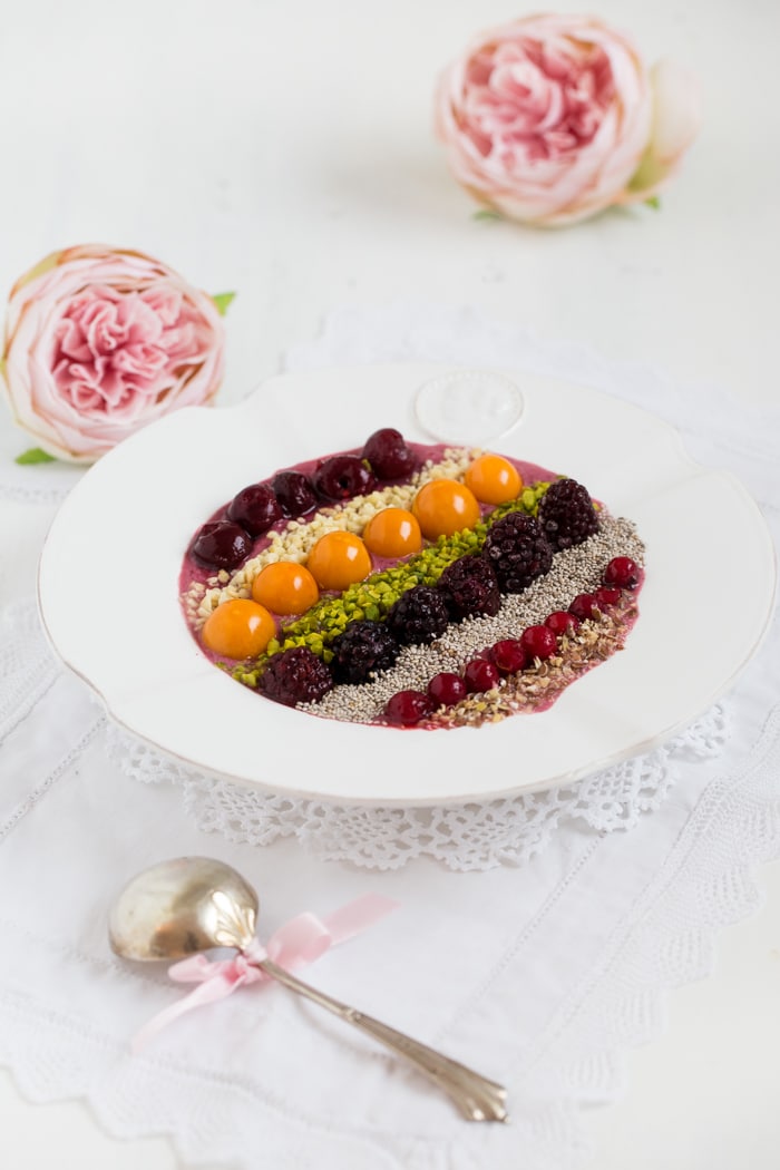 „Smoothie Bowl mit Mandelmilch, Beerenmix, Chia & Co!“
