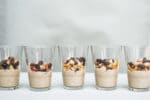 Cashewcreme getoppt mit karamellisierten Äpfeln, Nüssen und Schokoladenstückchen
