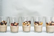 Cashewcreme getoppt mit karamellisierten Äpfeln, Nüssen und Schokoladenstückchen