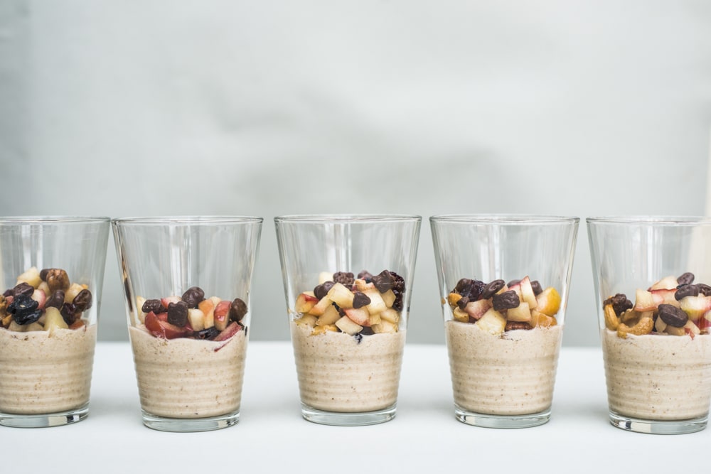 Cashewcreme getoppt mit karamellisierten Äpfeln, Nüssen und Schokoladenstückchen