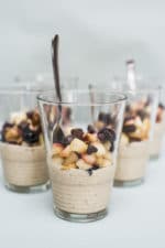 Cashewcreme getoppt mit karamellisierten Äpfeln, Nüssen und Schokoladenstückchen