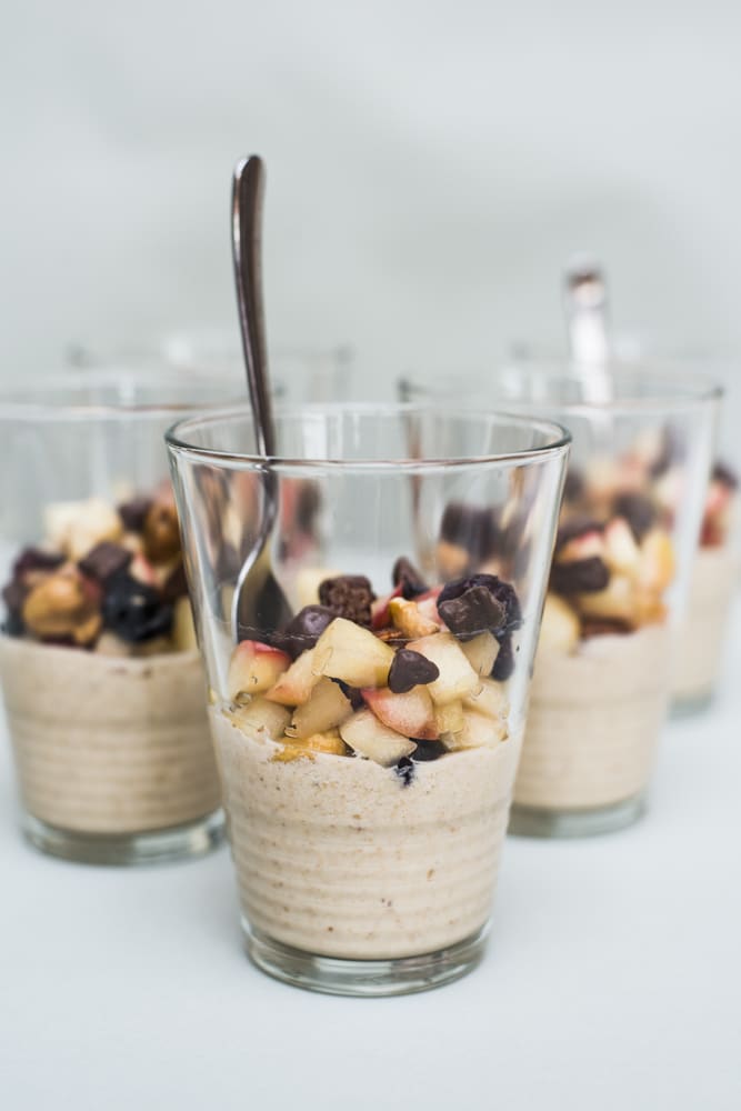 Cashewcreme getoppt mit karamellisierten Äpfeln, Nüssen und Schokoladenstückchen