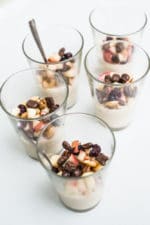 Cashewcreme getoppt mit karamellisierten Äpfeln, Nüssen und Schokoladenstückchen