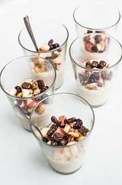 Cashewcreme getoppt mit karamellisierten Äpfeln, Nüssen und Schokoladenstückchen