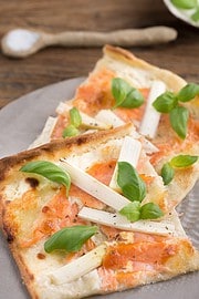 Spargel-Lachs-Flammkuchen