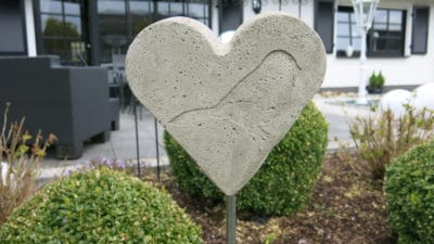 Ein Herz für Mütter – Gartenherz aus Beton selber machen!