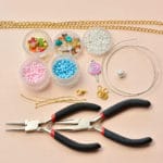 Selbstgemachtes Armband für Kindertag