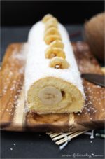 Bananen-Kokos-Biskuitrolle mit Puddingcreme