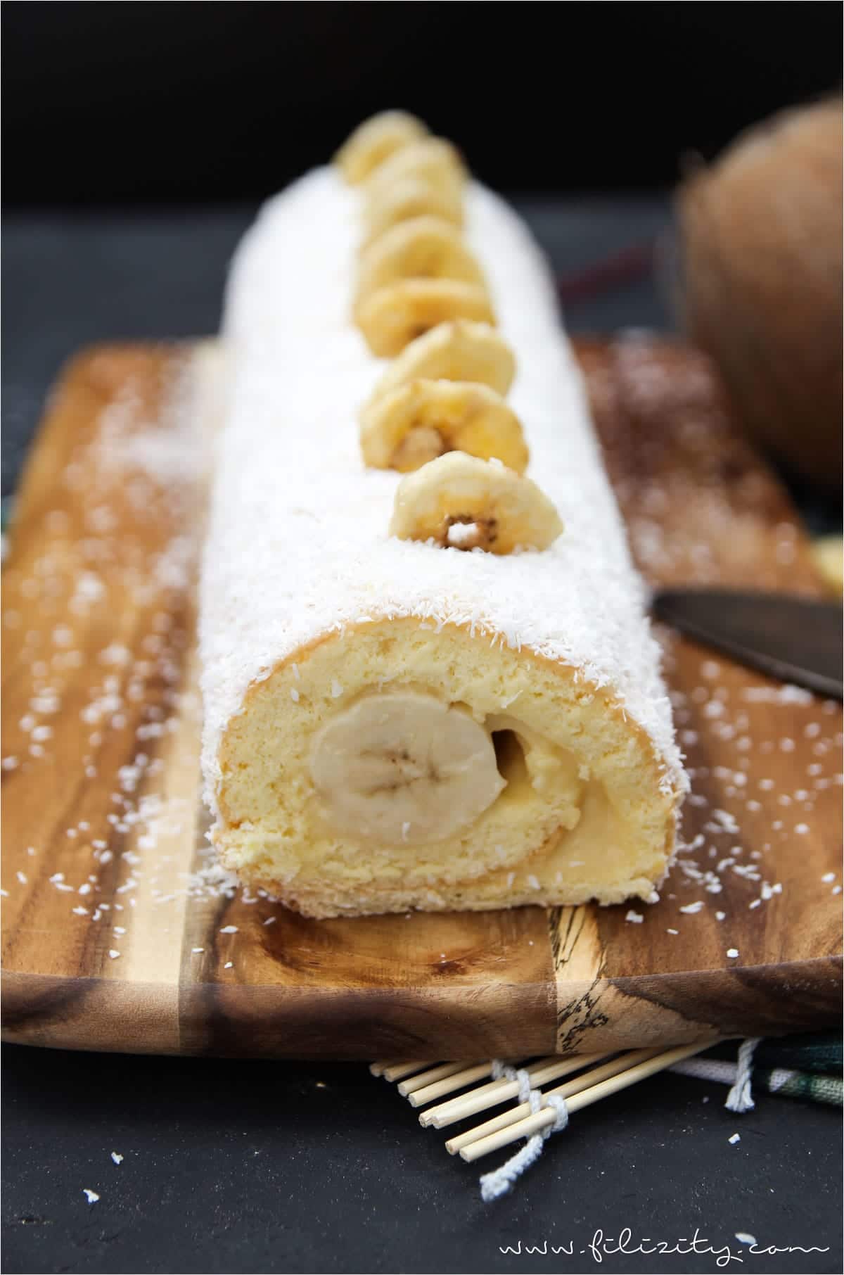 Bananen-Kokos-Biskuitrolle mit Puddingcreme
