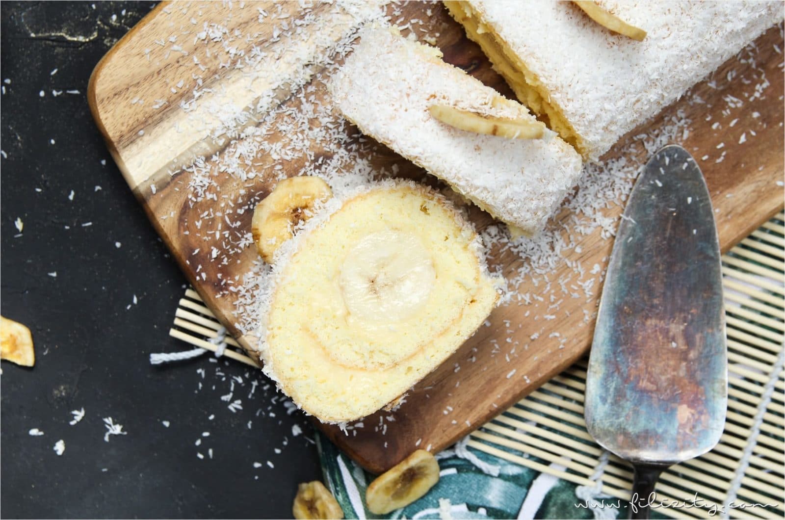 Bananen-Kokos-Biskuitrolle mit Puddingcreme