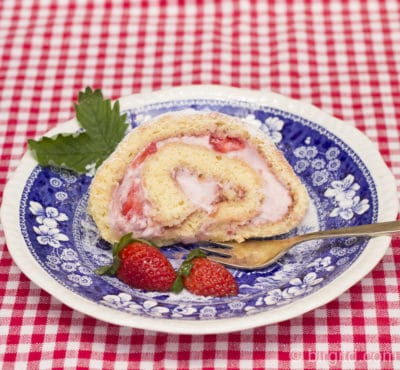 Biskuitrolle mit Erdbeeren & Joghurt-Sahnecreme - eine sommerliche Köstlichkeit [Birgit D]