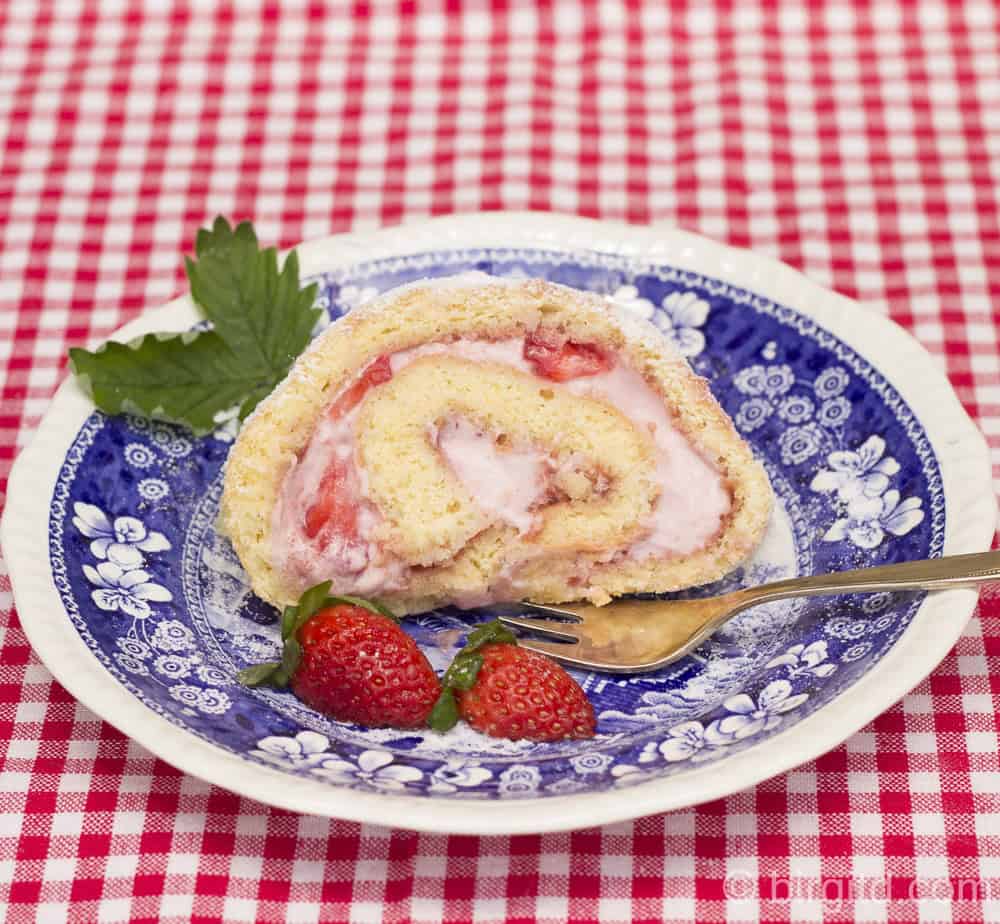 Biskuitrolle mit Erdbeeren & Joghurt-Sahnecreme – eine sommerliche Köstlichkeit [Birgit D]