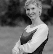 Frau mit einem Lächeln, trägt ein kreatives, handgemachtes Kleid, symbolisiert die Vielfalt und Schönheit der Handmade Kultur, ideal für SEO-Optimierung im Bereich Handwerkskunst.