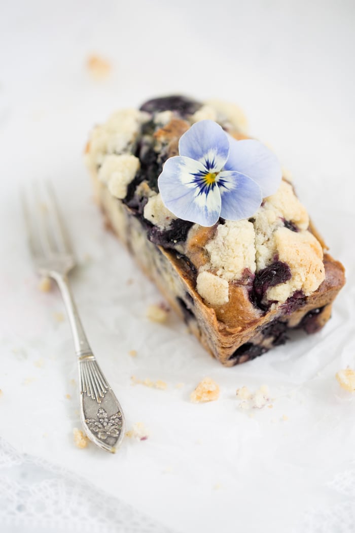 „Blaubeer Küchlein mit Tonkabohnen Butterstreusel!“ [so fruchtig, so gut]