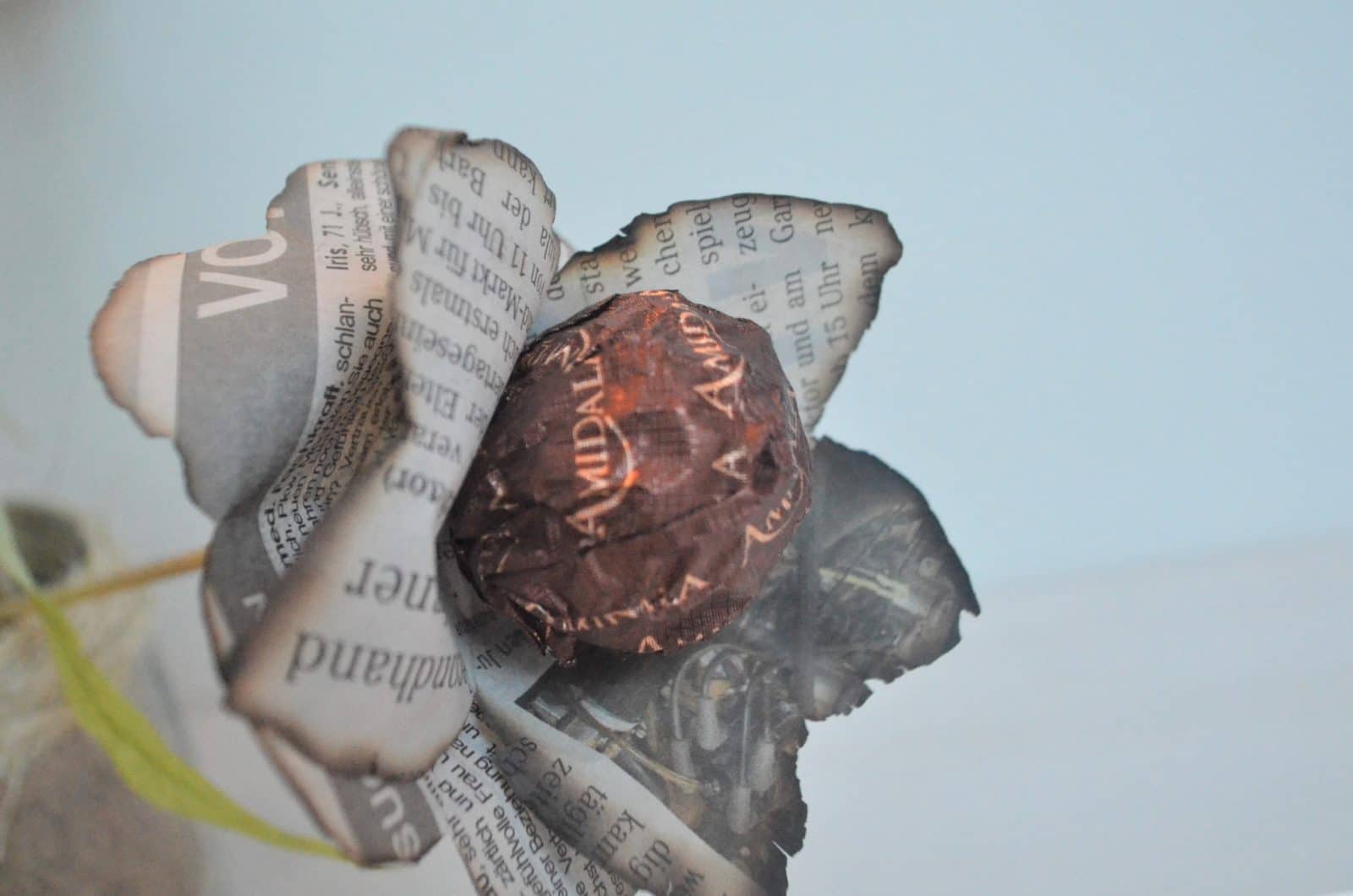 Papierblume basteln mit Pralinen