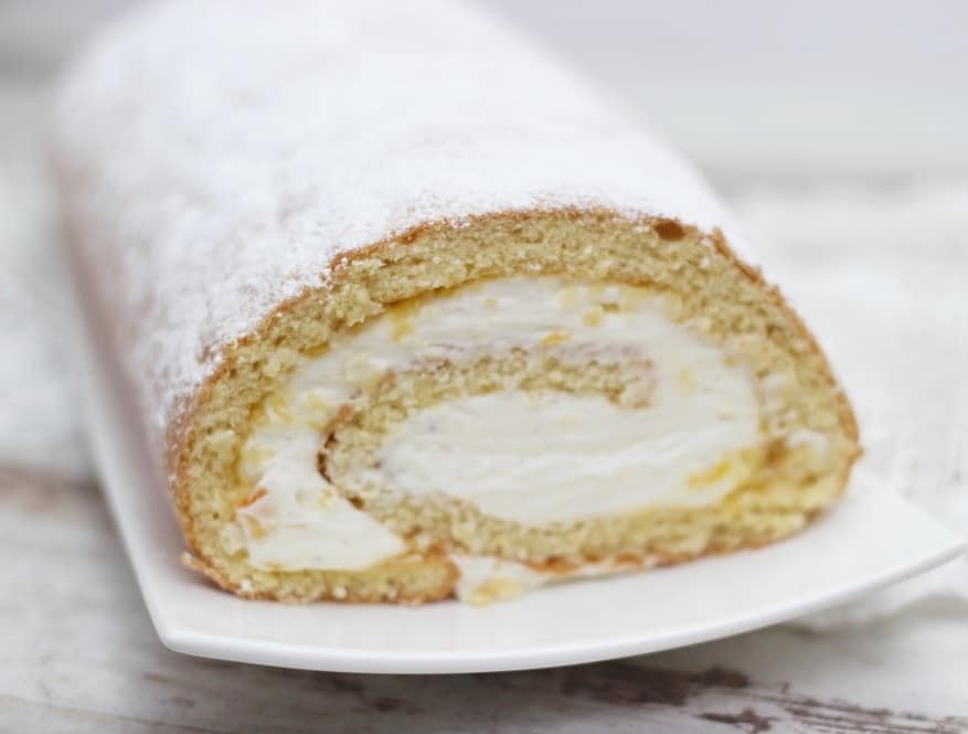 Biskuitrolle mit Marmelade