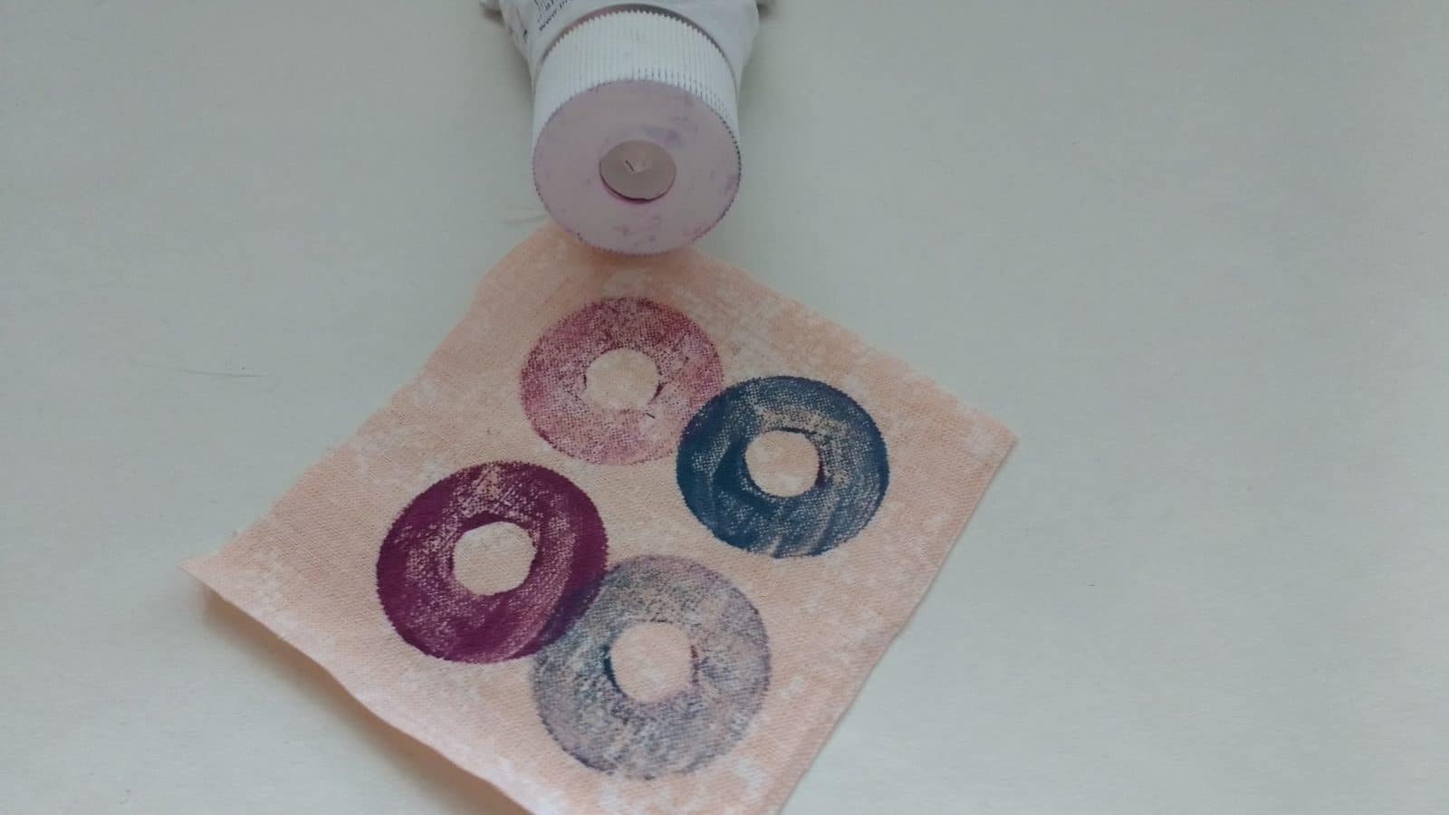 Stoffdruck mit 10 Dingen die du zuhause hast