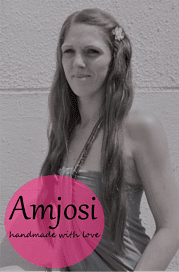 Porträt einer jungen Frau mit langen Haaren, die ein handgemachtes Produkt trägt, mit einem pinken Logo 'Amjosi' und dem Slogan 'handmade with love' für Handmade-Kunst und Kreativität.