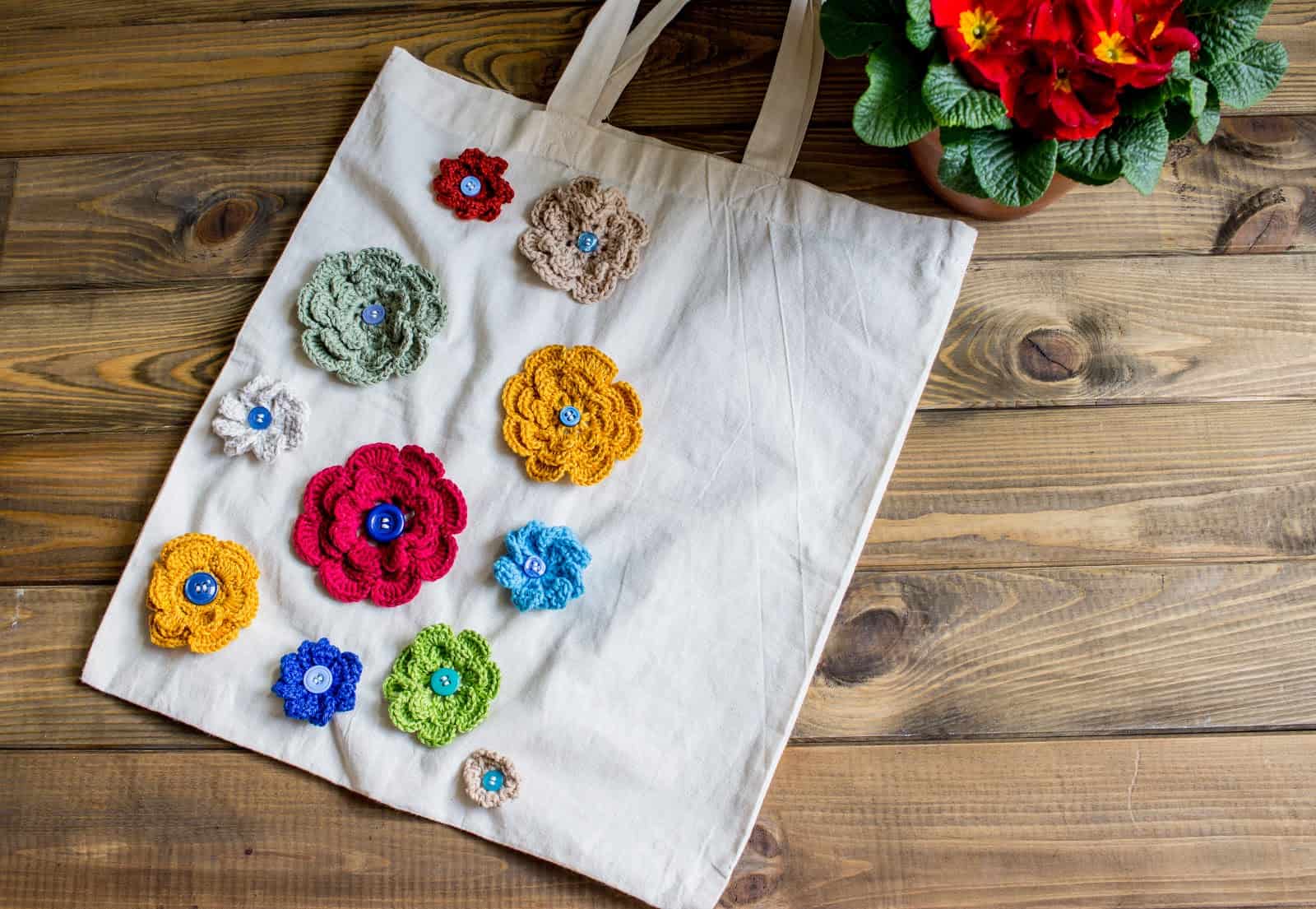 Tasche mit Häkelblumen