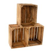 Drei offene Holzregale aus naturbelassenem Holz, ideal für Dekoration und Aufbewahrung im Handmade-Design.