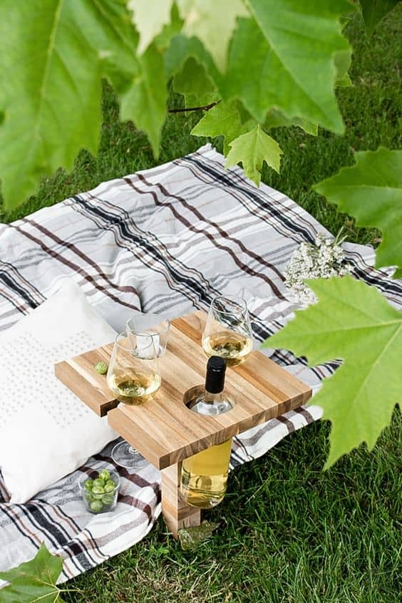 PICKNICKTISCH / WEINHALTER AUS SCHNEIDEBRETT- IKEA HACK