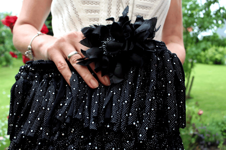 Boho-Häkel-Clutch in schwarz-weiß