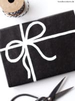 DIY Schleife auf Geschenkpapier malen