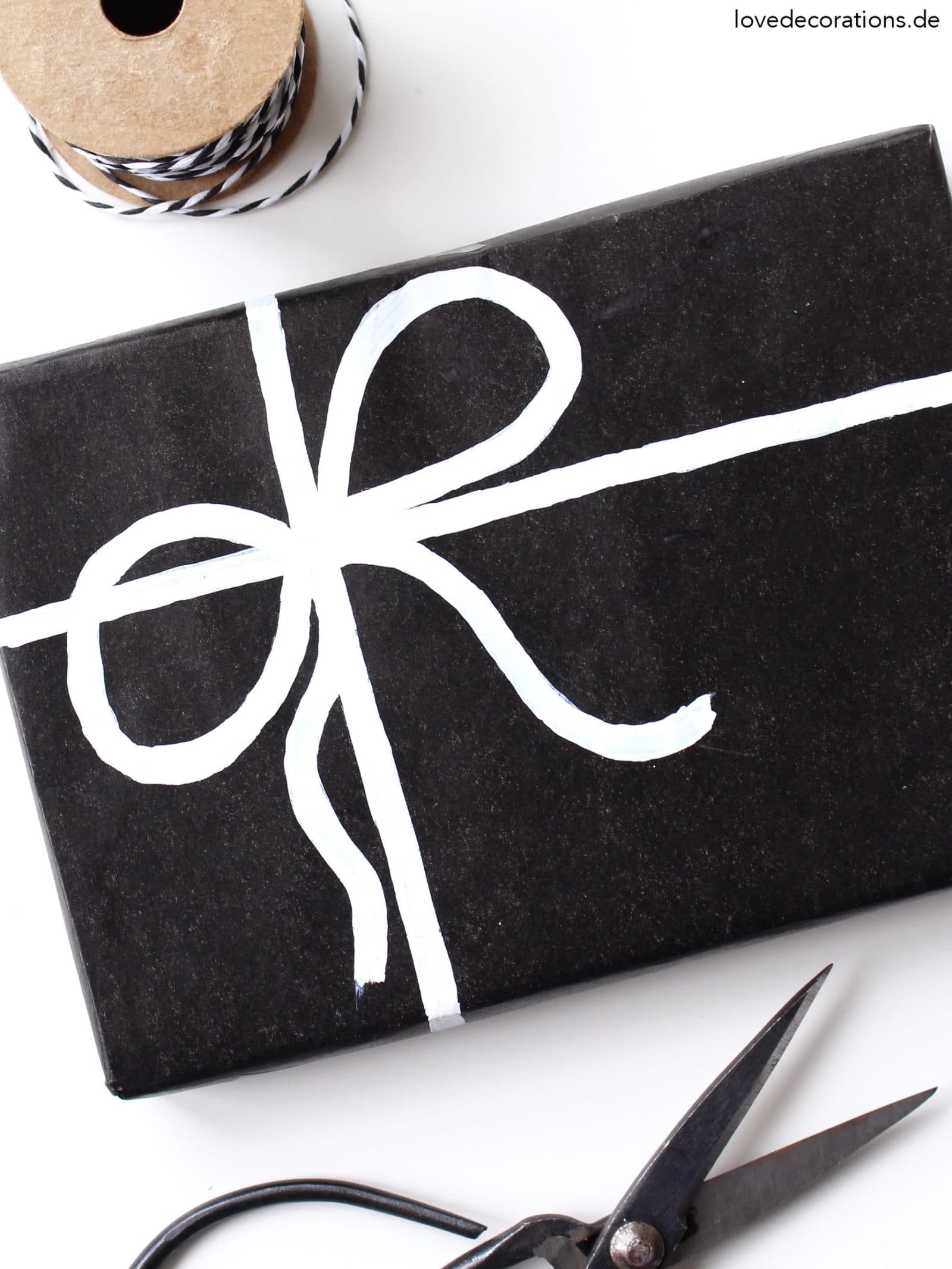 DIY Schleife auf Geschenkpapier malen