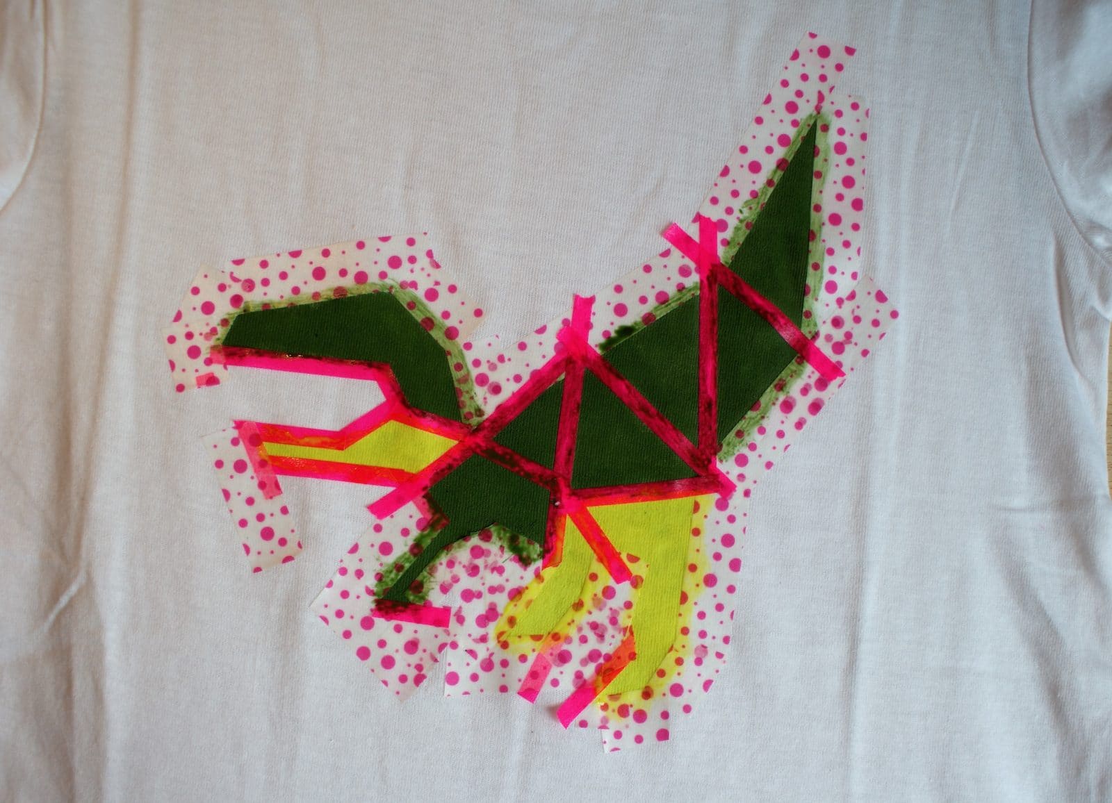 Heute gibt’s Farbe aufs Shirt … und Dreiecke … und ein Dino
