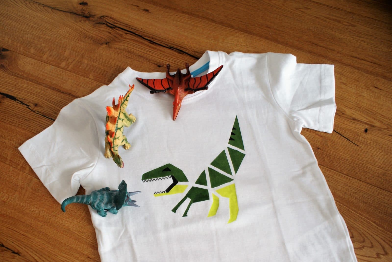Heute gibt’s Farbe aufs Shirt … und Dreiecke … und ein Dino
