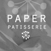 Kunstvoll gestaltete Papierkunst für Patisserie und Backkunst, kreative Handwerkskunst, nachhaltige Papierprodukte, handgemachte Dekorationen für Konditoreien und Bäckereien.
