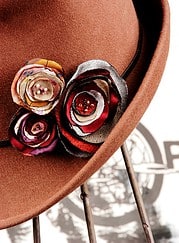 Upcycling: Stoffblüten aus Polyester