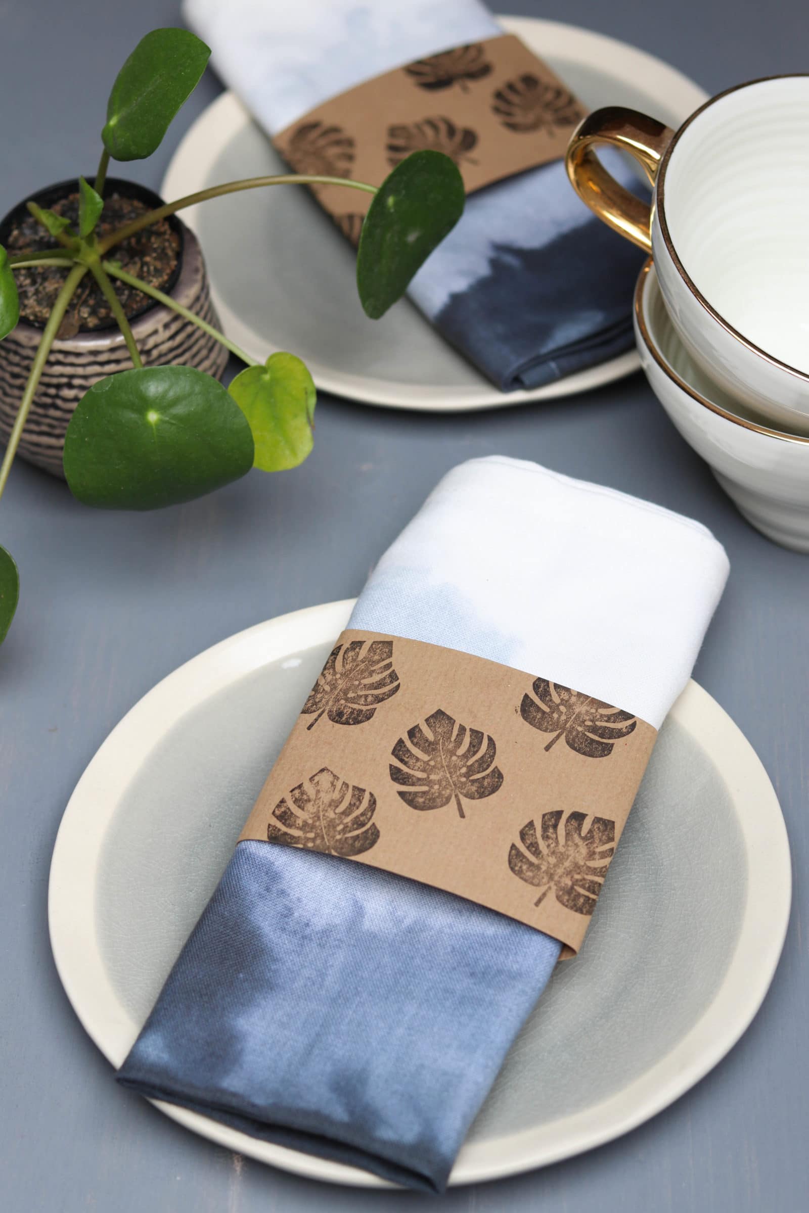 Batikservietten mit Pflanzenbanderole