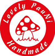 Logo von HANDMADE Kultur mit einem roten Kreis, einem weißen Pilz mit Punkten und dem Schriftzug "Lovely Pani Handmade" für handgemachte Produkte.